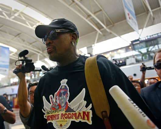 Dennis Rodman en el aeropuerto de Pekín. Foto: AFP
