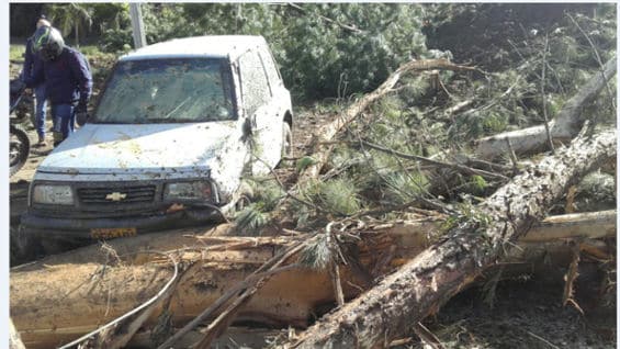 Un carro atrapado por el derrumbe. Foto: Bomberos