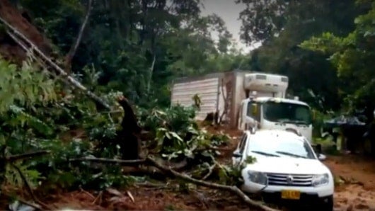 La vía quedó taponada hasta que habilitaron un carril para paso restringido. Foto: Tomada de NoticiasRCN