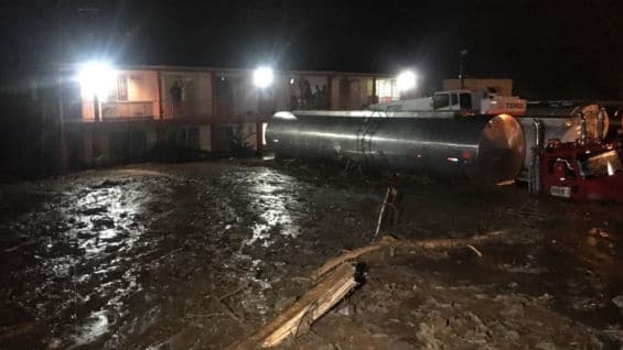 Vehículos atrapados por los derrumbes.