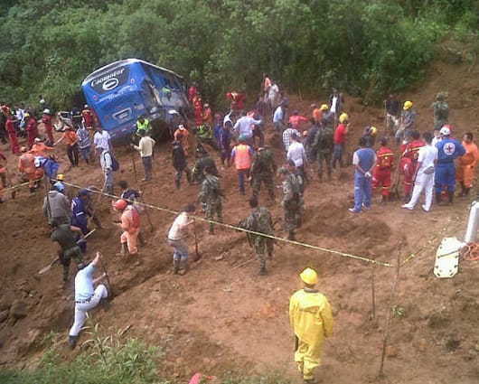 Varios vehículos se encuentran atrapados bajo los escombros. Foto: @NoticiasRCN