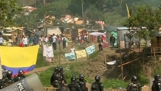 El desalojo terminó en disturbios con la fuerza pública. Foto: NoticiasRCN.com