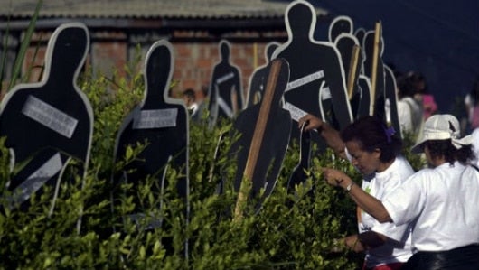 Familiares de desaparecidos llevan siluetas de color negro con los nombres de sus seres queridos. Foto Agencia AFP