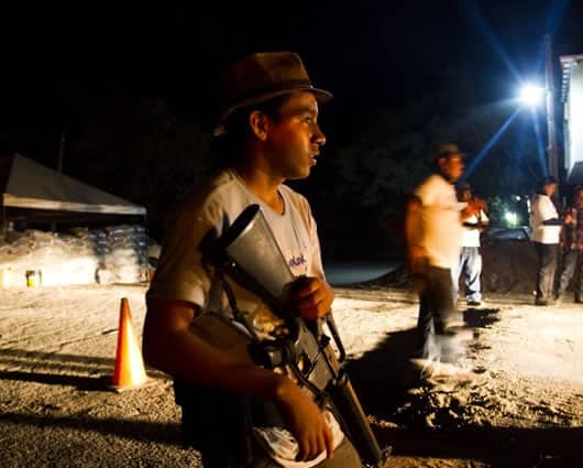 Las agrupaciones deberán entregar los rifles de asalto utilizados por las bandas. Foto: AFP