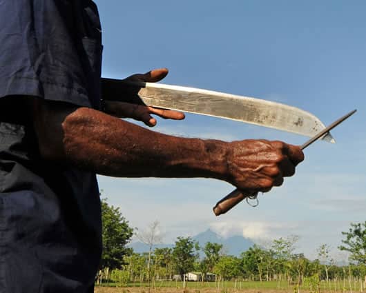 Las bandas criminales pican a machete a sus rivales y a otros ciudadanos. Foto: AFP.