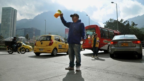 Vendedor ambulante de jugo en Bogotá. Foto: AFP