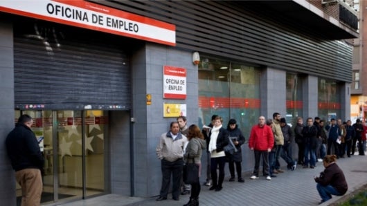 Según el Ministerio, la cifra de desempleados en España se ha reducido en 207.328 personas respecto a la que había en diciembre de 2011. Foto: AFP