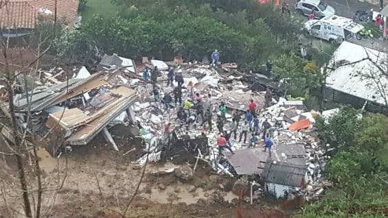 Las autoridades señalan que, al parecer, por aguas lluvias acumuladas en el parqueadero de la piedra, ocurrió este deslizamiento. Foto Noticias RCN
