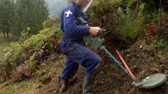 En el proceso participan uniformados del Ejército, guerrilleros de las Farc y representantes de la Ayuda Popular Noruega. Foto: AFP