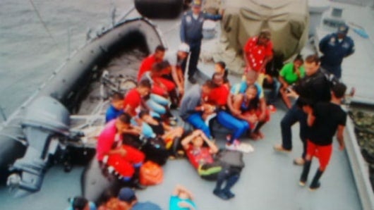 Los 24 desmovilizados del Frente Resistencia Cimarrón del Eln en Pizarro, Chocó, siendo trasladados por la Armada de Colombia a Buenaventura. Foto Mindefensa