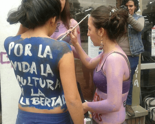 Los estudiantes protestas con sus cuerpos semidesnudos. Foto: Marcha Patriótica.