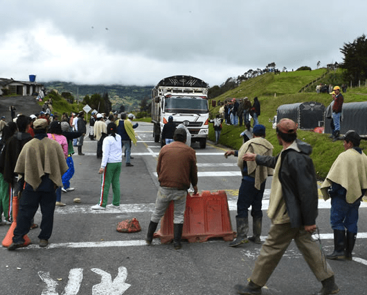 Se calcula que el operativo de paso vehicular tardará varias horas. Foto: AFP