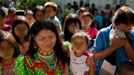 Las autoridades entregaron ayuda alimentaria para un mes al primer grupo. Fot: AFP.