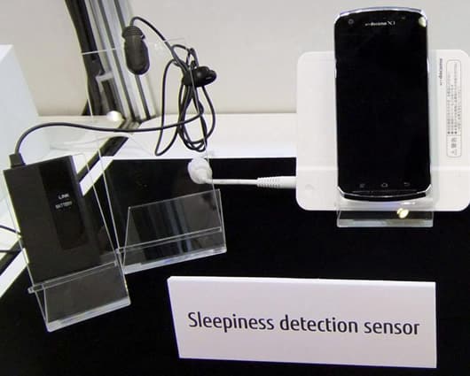 El dispositivo, conectado a un smartphone, calibra el estado de sueño. Foto: EFE