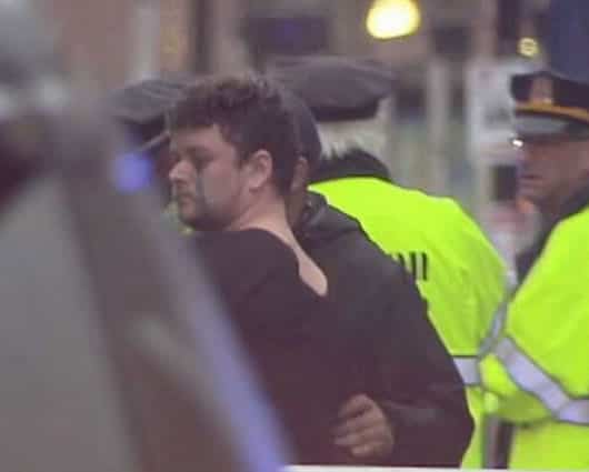 Imagen del momento del arresto del sospechoso de dejar dos mochilas abandonadas. Foto: @ShaunYogi