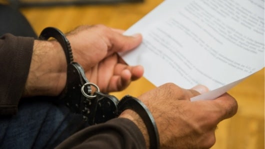 La Policía también requisó una gran cantidad de documentos digitales y una pistola. Foto: AFP