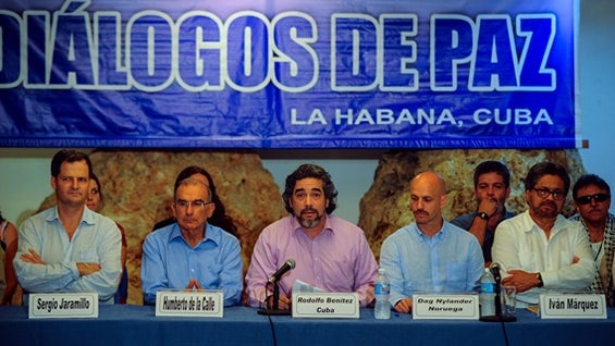 Integrantes del equipo negociador del Gobierno y de las Farc en Cuba. Foto: AFP.