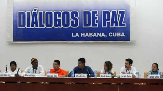 Integrantes del cuarto grupo de víctimas del conflicto armado. Foto: EFE.