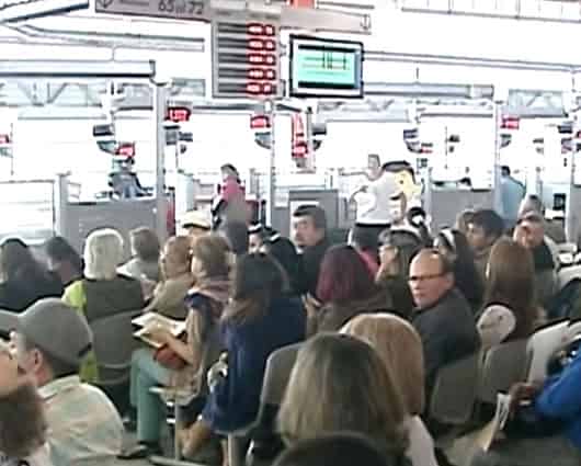 Fallas en el sistema electrónico, generan largas filas a los usuarios.