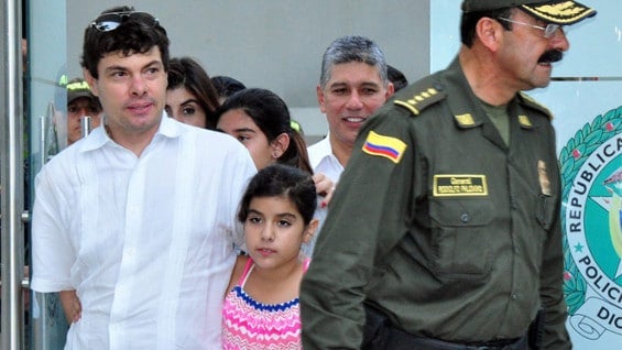 Diego Mora y su hija luego de la liberación. Foto: EFE