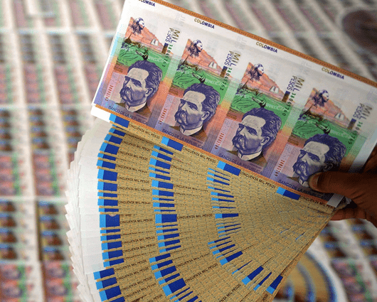 Sindicatos y empresarios difieren en sus propuestas. Foto AFP