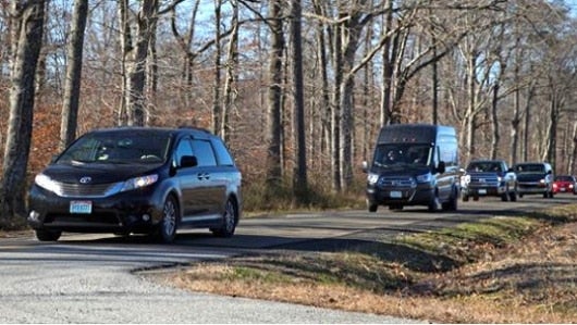 Un convoy de vehículos diplomáticos abandonan el complejo ruso cerca de Centerville en Maryland. Foto: EFE.