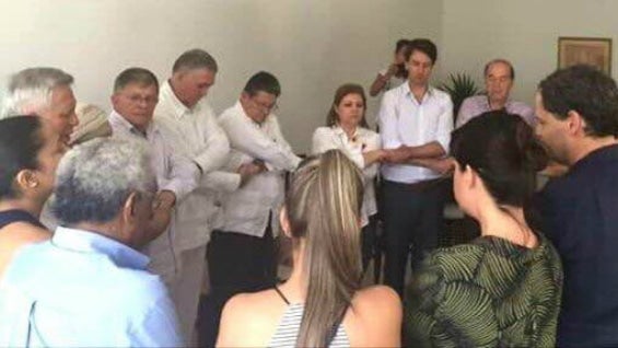 Familiares de los diputados del Valle del Cauca junto a los negociadores de las Farc.