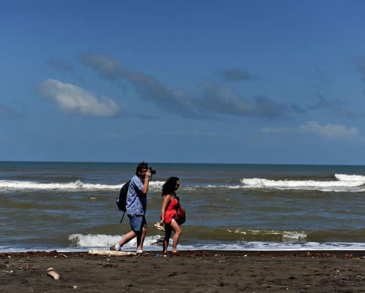 Turistas recorren la zona en disputa Harbour Head. Foto: AFP.