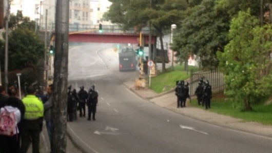 Los encapuchados lanzan artefactos explosivos contra las autoridades.