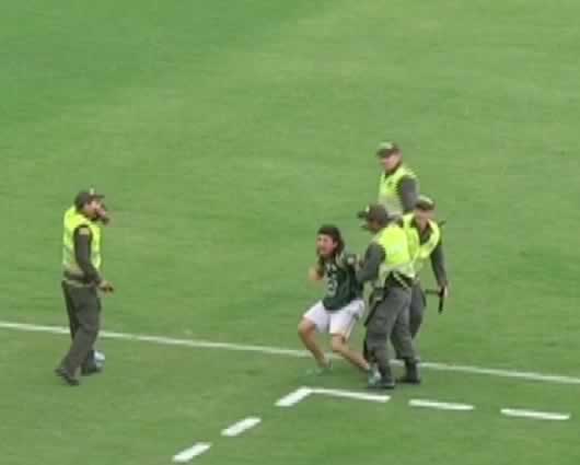 El enfrentamiento dejó cuatro policías heridos y 20 aficionados detenidos.