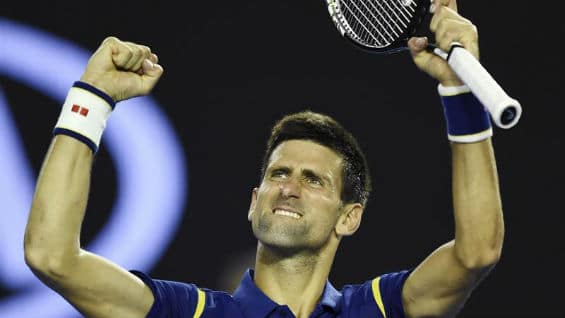 El tenista serbio Novak Djokovic celebra su victoria por 6-1, 6-2, 3-6 y 6-3 ante el suizo Roger Federer. Foto Agencia EFE