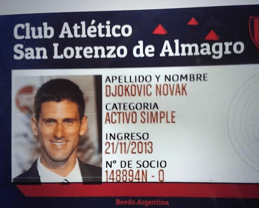 Este es el carnet que acredita a Novak Djokovic como socio del club de fútbol favorito del papa. Foto. Twitter