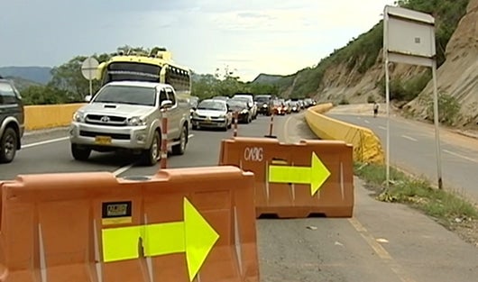 En la vía todavía hay piedras del derrumbe del pasado miércoles.