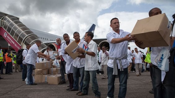 Personal médico en Sierra Leona trabajando con suministros. Foto: AFP