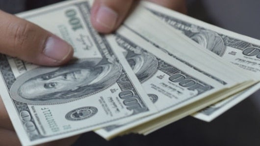 El billete tiene una cinta azul tejida. Foto: EFE