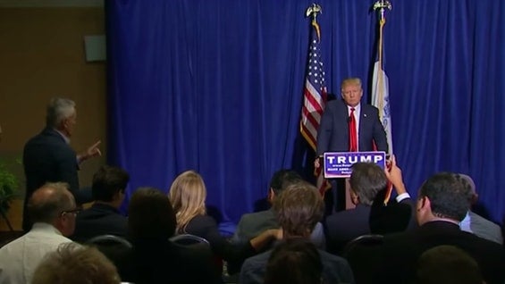 El incidente de Donald Trump con Jorge Ramos se produjo durante una sesión de preguntas y respuestas retransmitida en directo por varios canales estadounidenses.