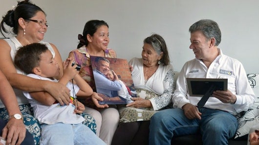 El presidente Juan Manuel Santos junto a Ana Mercedes Plata y su familia. Foto: oficial.