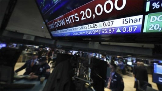 El Dow Jones de Industriales, el principal indicador de Wall Street, tocó este miércoles los 20.000 puntos por primera vez en la historia de ese índice centenario. Foto: EFE.