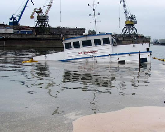 La compañía informó el sábado del hundimiento de la embarcación. Foto: archivo AFP.
