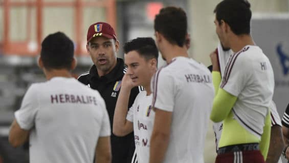 El seleccionador de Venezuela, Rafael Dudamel, junto con algunos de los jugadores de la 'vinotinto'. Foto Agencia AFP