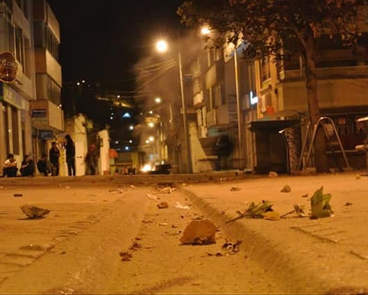 Tras los disturbios se decretó el toque de queda en la población. Foto: @chidonoticias