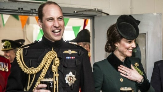 El príncipe Guillermo de Inglaterra y su esposa Catalina lucieron atuendos verdes en honor de San Patricio. Foto: AFP.