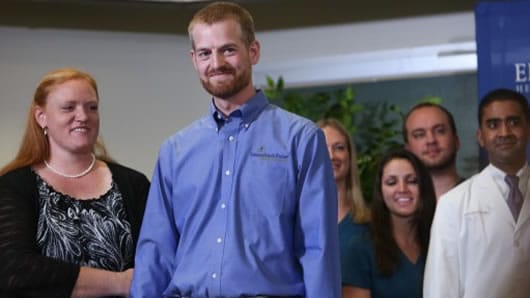 Kent Brantly durante su salida del hospital. Foto: AFP