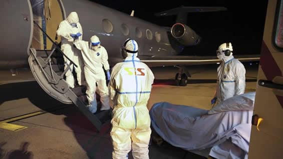 Llegada del médico cubano Félix Báez Sarría al Aeropuerto Internacional de Ginebra. Foto: EFE.