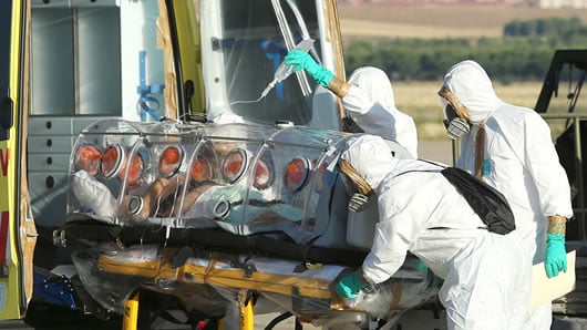 El misionero español había sido repatriado el jueves dentro de una cápsula aislante. Foto: AFP.
