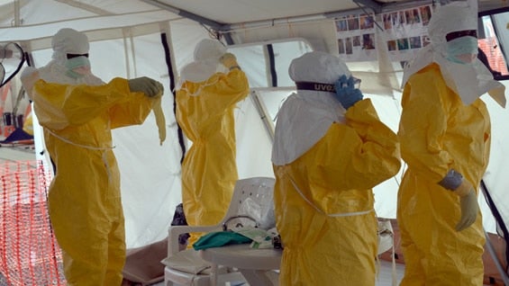 Autoridades localizan a las personas que tuvieron contacto con la niña para practicarles exámenes. Foto: AFP.