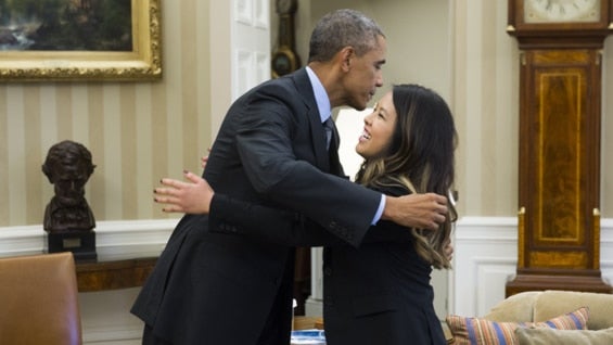 Barack Obama y Nina Pham. Foto: AFP.