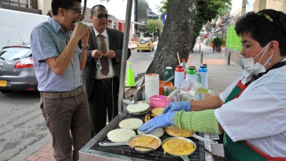 Venta ambulante en Bogotá. Foto: AFP