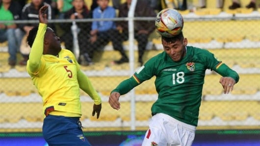 Yasmani Duk (d) de Bolivia ante Renato Ibarra (i) de Ecuador durante el partido por eliminatorias a Rusia 2018. Foto Agencia EFE