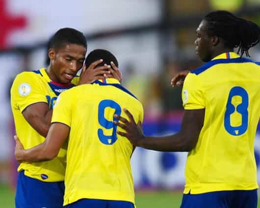 Valencia y Caicedo felicitan a Jefferson Montero por el tanto ante Uruguay. Foto: AFP